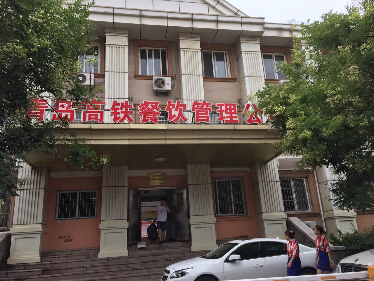 青島高鐵餐飲管理公司在我司引進一臺金屬檢測儀