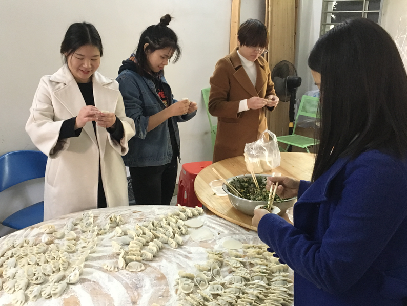 冬至包餃子 溫情暖寒冬-經(jīng)過食品金屬檢測機(jī)，更放心